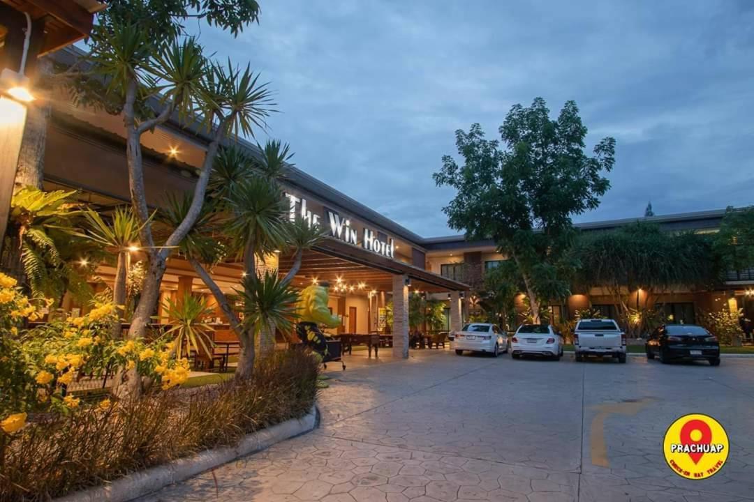 The Win Hotel Bang Saphan Bagian luar foto